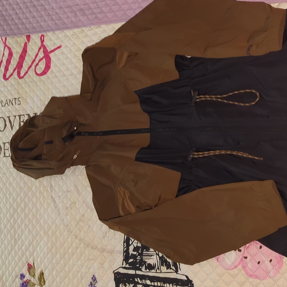 Lululemon long trench rain coat fits XS SMALL. Bought from Lululemon online